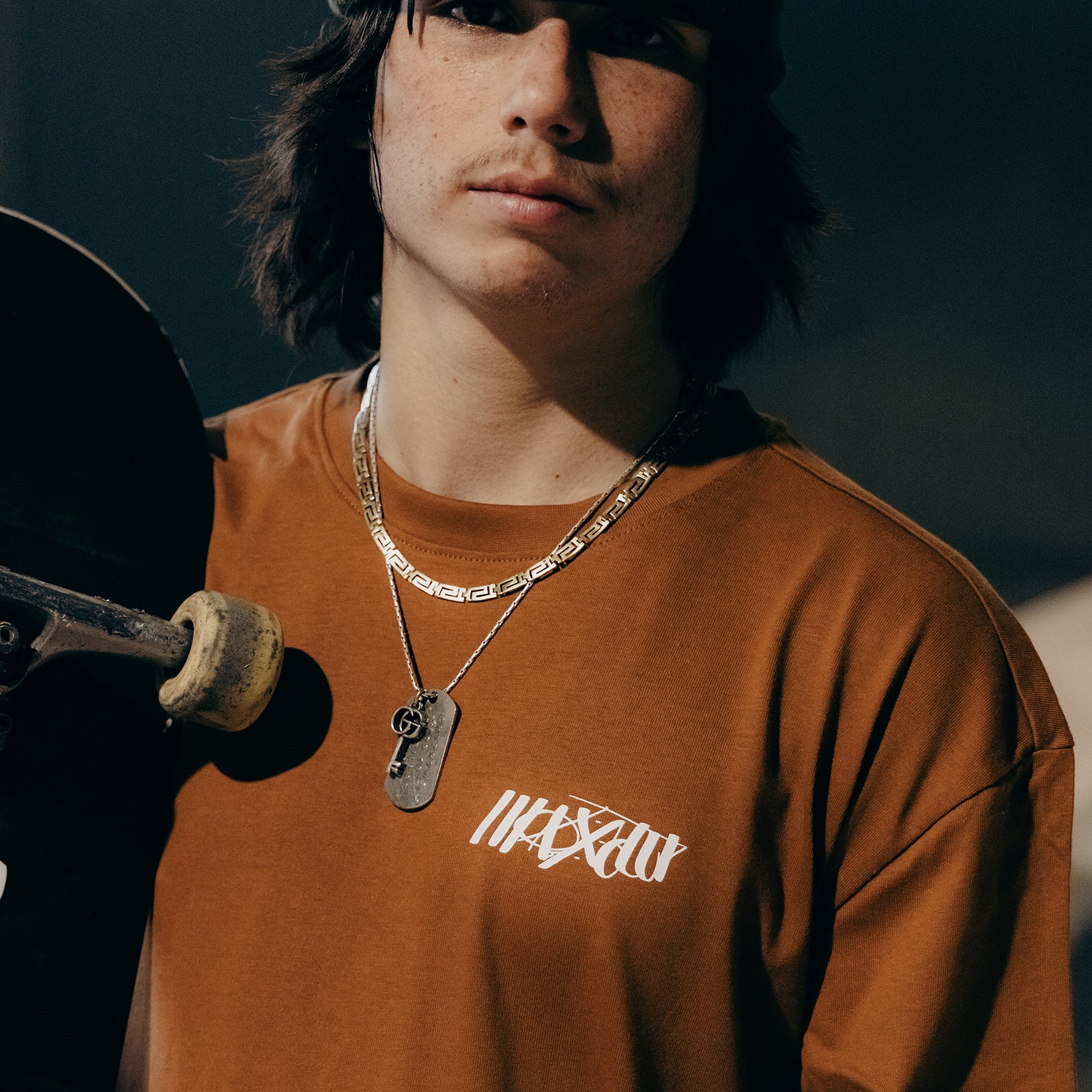 Oversized skate t-shirt in bronze with Maxolut logo detail
